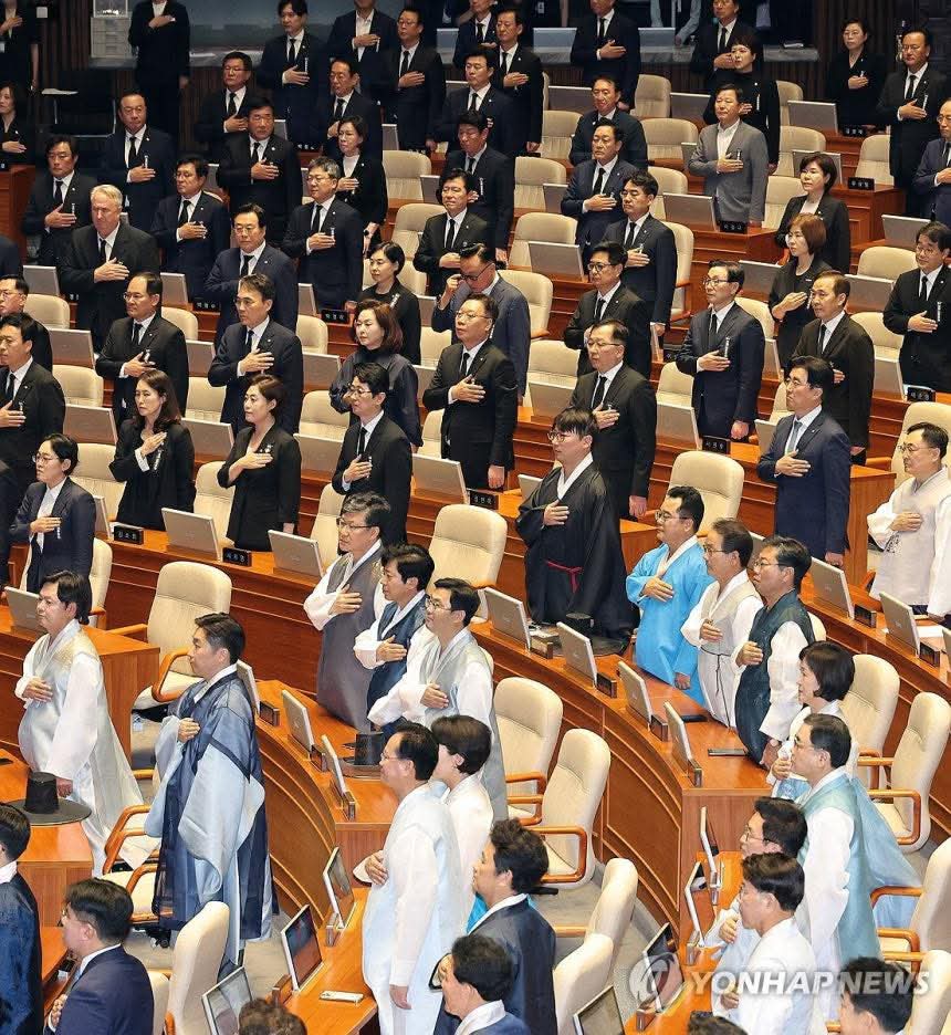 국민의힘이 단체로 상복을 입고 국회에 등장했습니다.

보수가 망한 줄 알았더니 망한게 아니라 죽었나봅니다.

삼가 보수의 명복을 빕니다..