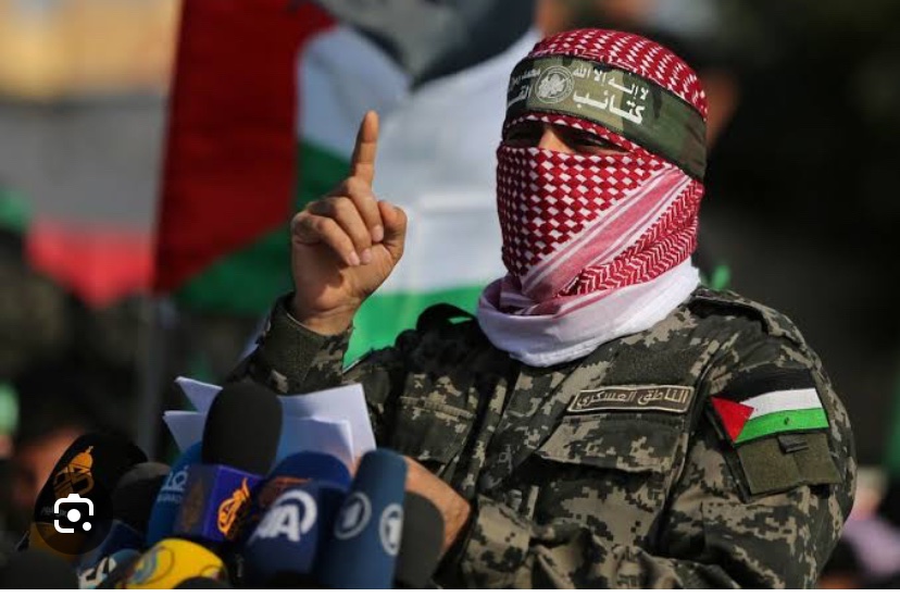 Nice kalabalıklar vardır ki zulmün alkışçısıdır; nice yalnızlar vardır ki hakkın taşıyıcısıdır.