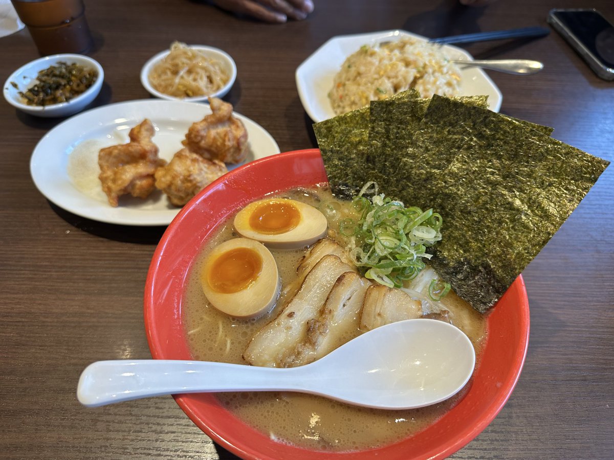 1日ぶりの食事でウキウキでラーメン🍜
これに替え玉までしてしっかり夫を引かせた。
デブ専ではない夫が「そりゃ太ってるわ」という呆れた笑いしてたけど、このあとアイスとメロンを半玉食うからな！あんまりデブを舐めるなよ！