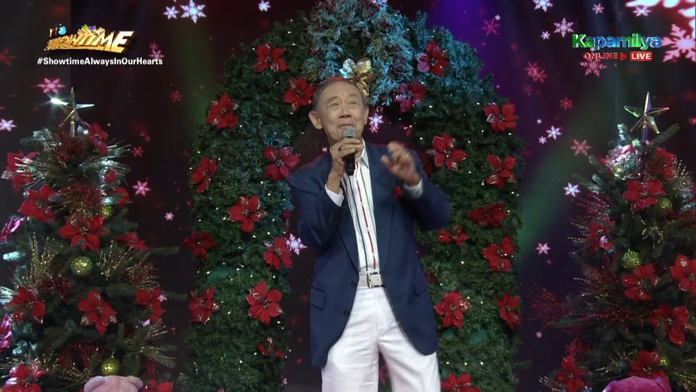 ABSCBNNews's tweet photo. CHRISTMAS SEASON BEGINS! 🎄
 
Bumisita ang Pinoy Christmas icon na si Jose Mari Chan sa "It's Showtime" ngayong unang araw ng Ber months.
 
Inawit niya ang classic Christmas tunes na "Mary's Boy Child" at "Christmas in Our Hearts." #ShowtimeAlwaysInOurHearts
 
(📷: Showtime/YouTube)
 
PANOORIN: https://t.co/LZqjk6UTh0