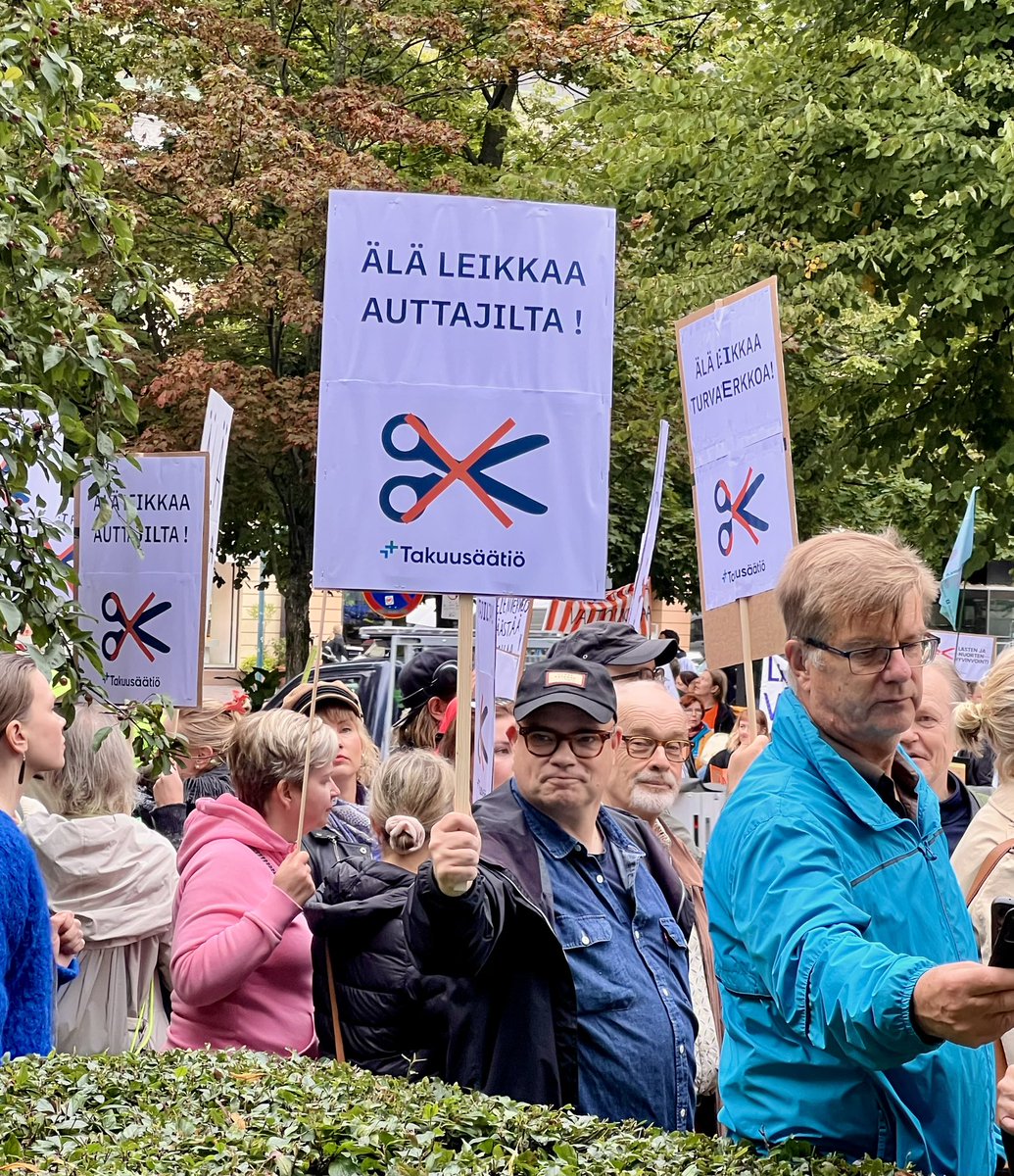 Sote-järjestöjen avustukset ovat vain prosentti sote-kustannuksista. Ennaltaehkäisevä ja matalan kynnyksen työ on järjestöjen vastuulla. Kuka auttaa, kun järjestöt ei enää pysty? Kuuleeko pääministeri <a href="/PetteriOrpo/">Petteri Orpo</a>? #budjettirihi #järjestöt