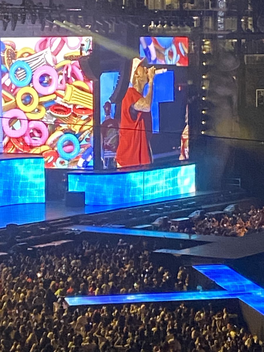 MooreKatrena80's tweet photo. HEAVY IS THE HEAD THAT WEARS THE CROWN: Chris Maurice Brown is HIM what I witnessed at this concert was simply amazing this men was dancing and singing for 3hrs and 20 mins and his mic was ON this not just a artist and entertainer he embodies his craft NO ONE COMPARES R&amp;B KING !! https://t.co/C9x4xIeVSZ