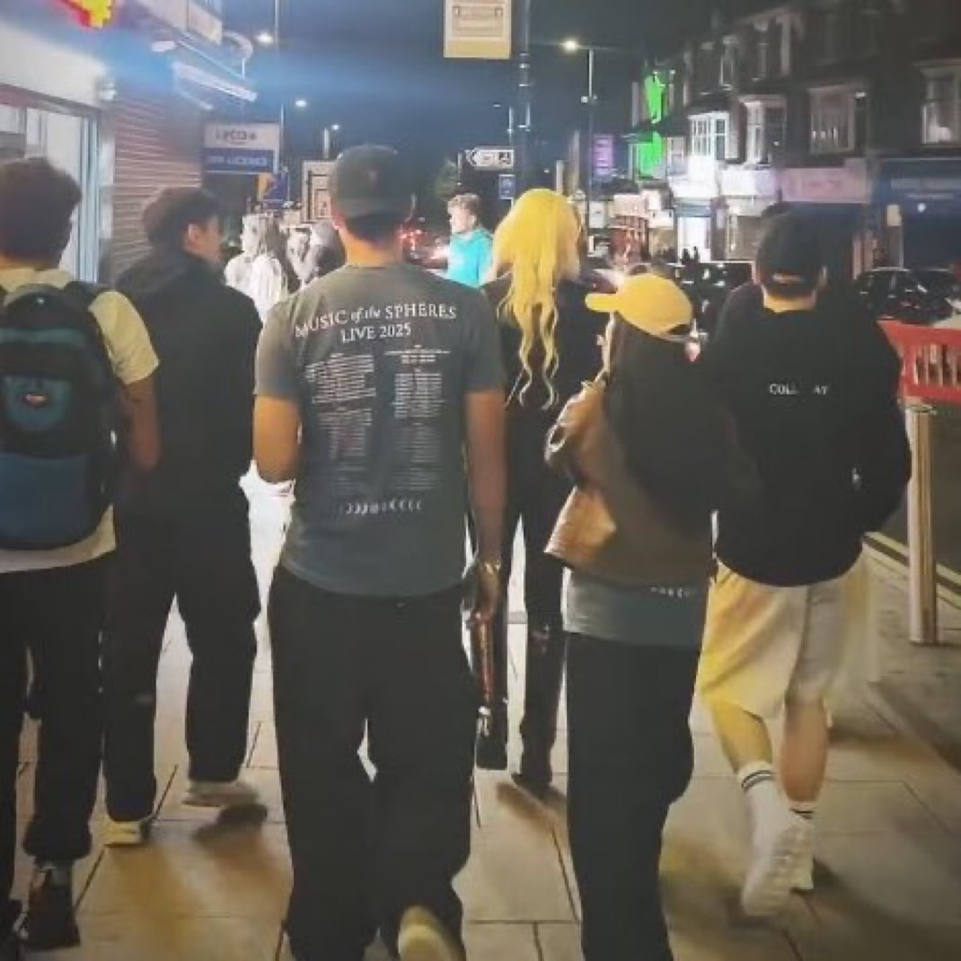 yayyy donbelle’s backshot!! looks like they watched the concert!🤩😍 #DonBelle