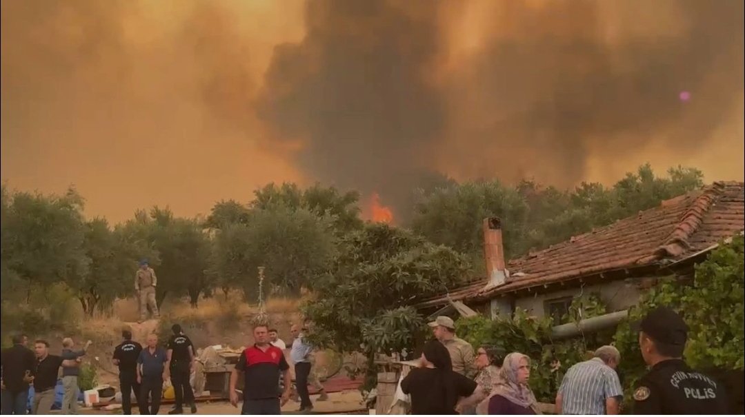 Denizli Buldan’da çıkan yangın, rüzgârın etkisiyle büyüyerek Göğüs Hastalıkları Hastanesi’ne kadar ulaşmıştır. Hastanenin bir bölümünün tedbiren boşaltıldığı haberleri basında yer alıyor.Sağlık çalışanlarımıza ve hastalarımıza geçmiş olsun.