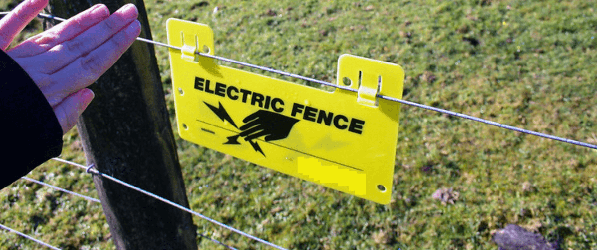 AthenaSecurity_'s tweet image. Optical fibre systems use sensor cables that are immune to interferences like Radio Frequency (RF) and Electromagnetic. These are electrically passive sensors that do not transmit any electric current. Read more at - bit.ly/4hnocHs

#OpticalFibre #SmartSurveillance