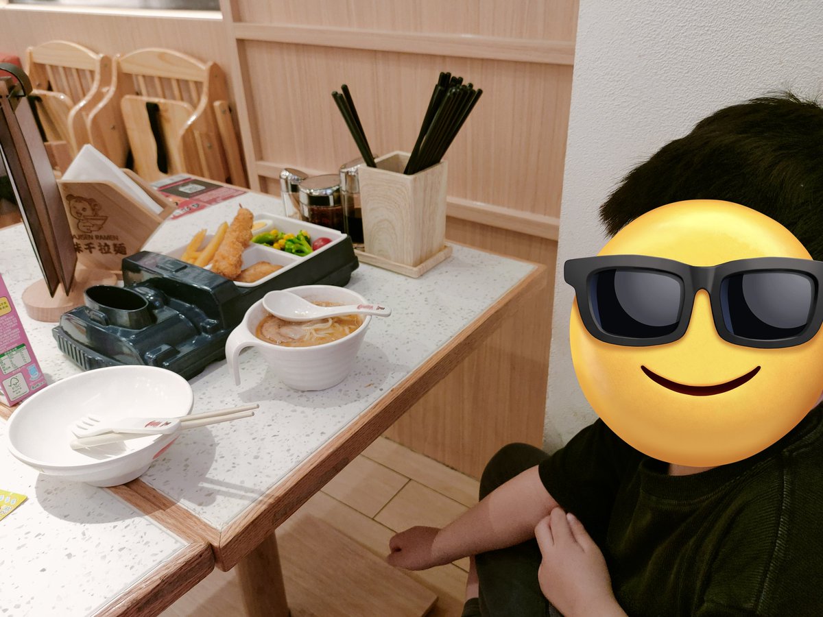 今日から3日間幼稚園はお休み🍀
夫が娘を連れて職場に行き、私は息子とプレイグラウンドへ✨平日の午前中は人少ない、と思っていたら偶然、友人と友人の娘さんと遭遇❗心がほっこりしました😊👍
帰りに息子とラーメン食べて帰りました🍜息子はお子様セット✨