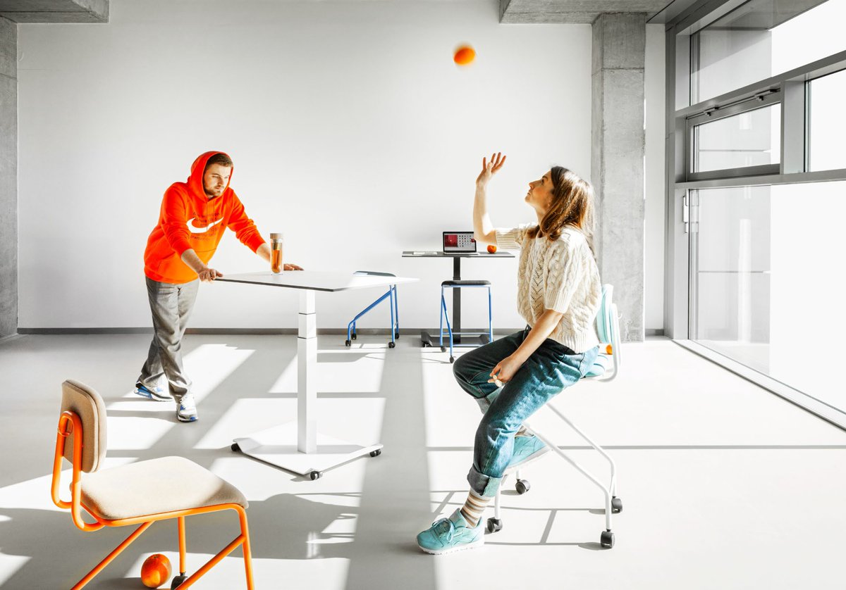 T3Atelier's tweet photo. VANK_CO to kolekcja krzeseł, hokerów i stołów zaprojektowanych z myślą o pracy zespołowej i codziennych spotkaniach. #Vank #design #stoły #krzesła #projektbiura #ergonomia #mobillność https://t.co/QHDTP9lLa1