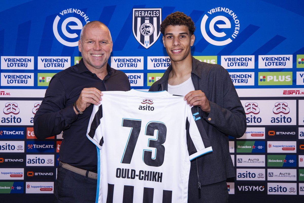 Walid Ould-Chikh kehrt in den Niederlanden zurück und spielt ab sofort für #HeraclesAlmelo. Der 25-Jährige kommt auf Leihbasis mit Kaufoption vom Zweitligisten #EintrachtBraunschweig. Der Mittelfeldspieler hatte in Braunschweig keine Zukunft.