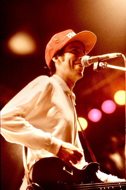 42 years ago today 
Mick Jones, lead guitarist for The Clash, was fired by the other three members who claimed he had "deviated" from the group's original idea

The beginning of the end of The Clash was decided

📸 Steve Rapport

#punk #theclash #mickjones #punkrockhistory #otd