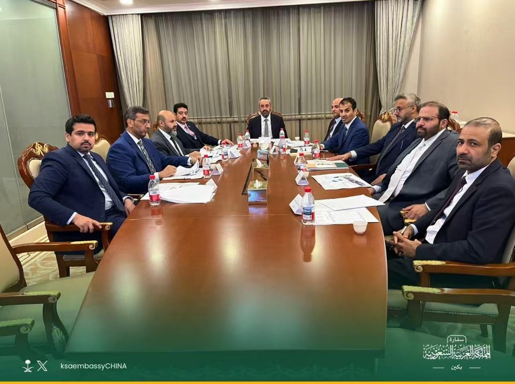 برئاسة معالي سفير #خادم_الحرمين_الشريفين لدى  جمهورية الصين الشعبية رئيس مجلس إدارة المدارس السعودية في بكين أ.عبدالرحمن الحربي، عقد الاجتماع الأول لمجلس إدارة المدارس لعام ١٤٤٧هـ بحضور أعضاء المجلس،تم خلاله استعراض سير أعمال المدارس ومناقشة الخطة التشغيلية لها خلال العام الدراسي