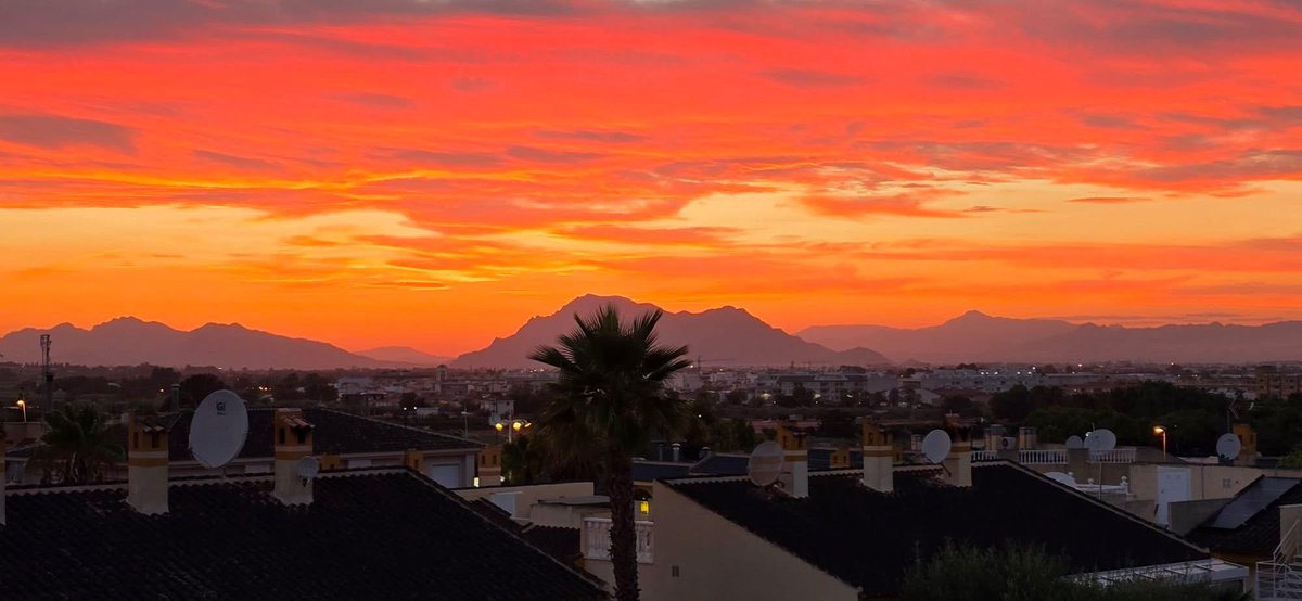 madog19's tweet photo. @closetfolkie @MartinHarris15 Also available in Spain 🌅 https://t.co/Yar9IUfcFb
