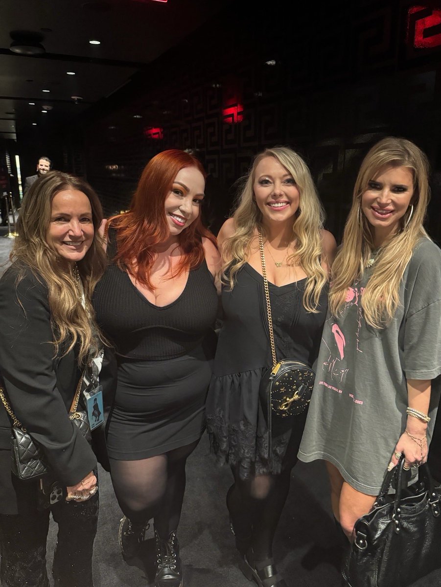 The best weekend with the best people, supporting our girl 🫶🏻 <a href="/JessicaSimpson/">Jessica Simpson</a>