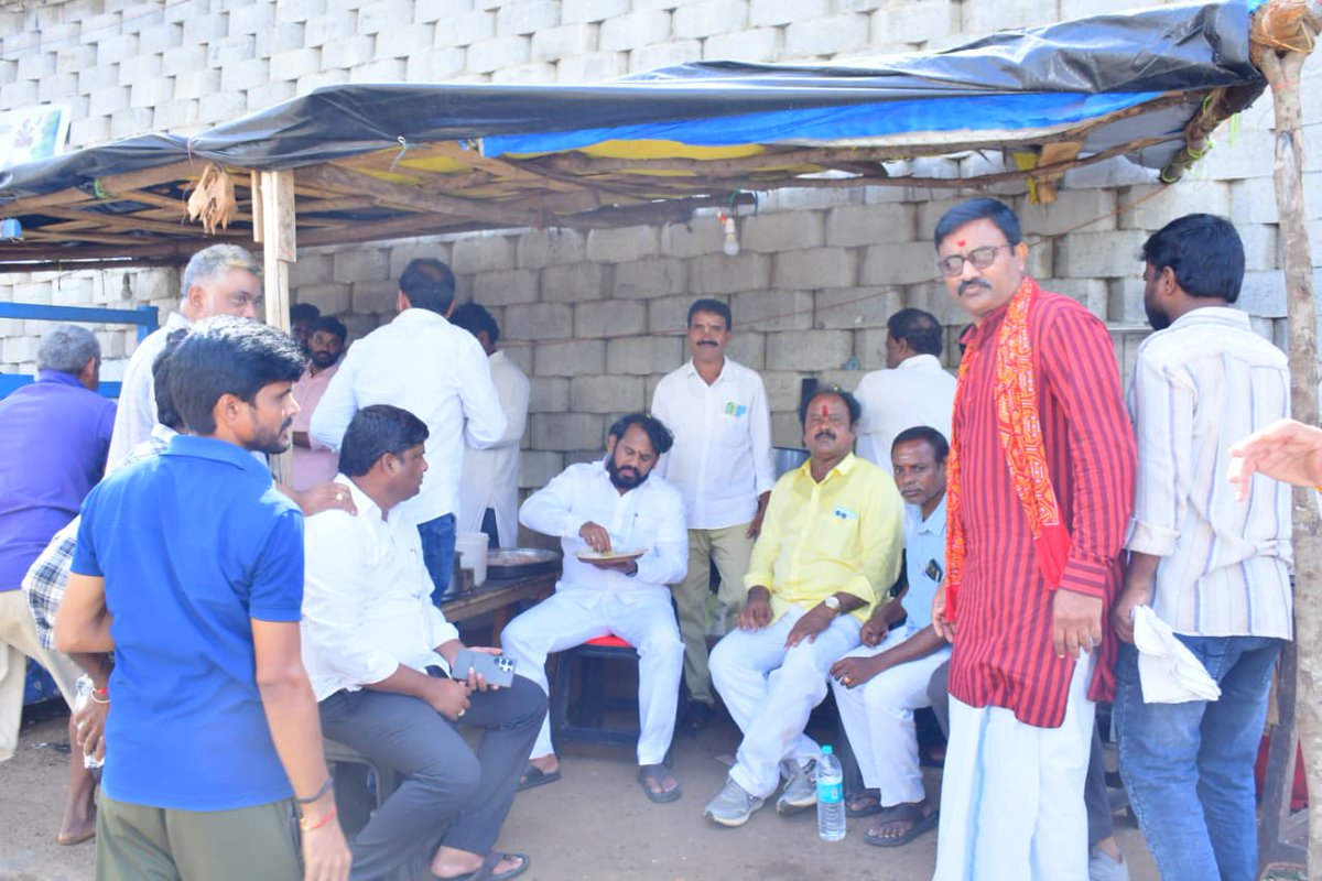 NERBJP's tweet photo. ప్రతి పంచాయతీలో ప్రజల మధ్యకి వెళ్ళి, వారి పింఛన్లు పంపిణీ చేసి… అనంతరం రోడ్డు ప్రక్కన ఉన్న చిన్న టిఫిన్ సెంటర్ లో సాదాసీదాగా అల్పాహారం చేస్తూ జనాలతో కలసిపోవడం ఆనందంగా అనిపించింది.
ప్రజలతో కలిసిపోవడం, వారితో గడపడం… ఇదే అసలైన తృప్తి..
#NTRBharosapension
#PensionsPandugaInAP
#IdhiManchiPrabhutvam
#NDA4Andhra #BJP #ChandrababuNaidu
#NaraLokesh #BJP4Andhra #pvnmadhav
#AndhraPradesh
#MLAetcherlaNER #NER #Etcherla #ఎచ్చెర్ల
#నమస్తేఎచ్చెర్ల #మనఊరికిమనఎమ్మెల్యే