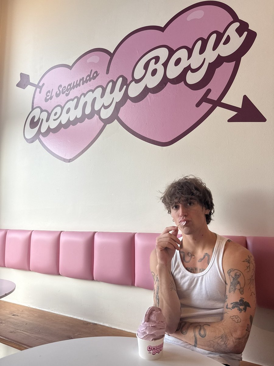 vinniehacker's tweet image. I’d name my ice cream shop creamy boys as well.