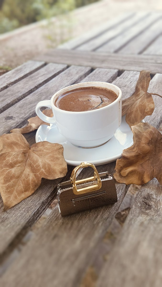 Eylül'de aynı yerde ve aynı insan olmamı isteyen " notunu buldum kapımda
Altına saat: 16:00 diye yazmıştın, ve 16:04'tü onu bulduğumda
Daha o gün anlamalıydım bu ilişkinin yazgısını,
takvim tutmazlığını,
aramızda düşman gibi duran
Zaman'ı
Daha o gün anlamalıydım,
benim sana