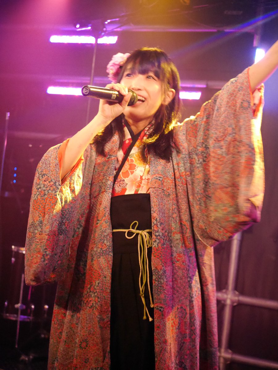 kotako5378's tweet photo. #二条ゆりな さま。

1枚目と2枚目は、2018年夏のライブ出演時の写真。

3枚目と4枚目は2025年2月の写真。

7年前と変わりなくかわいい！ https://t.co/gar3HTVARO