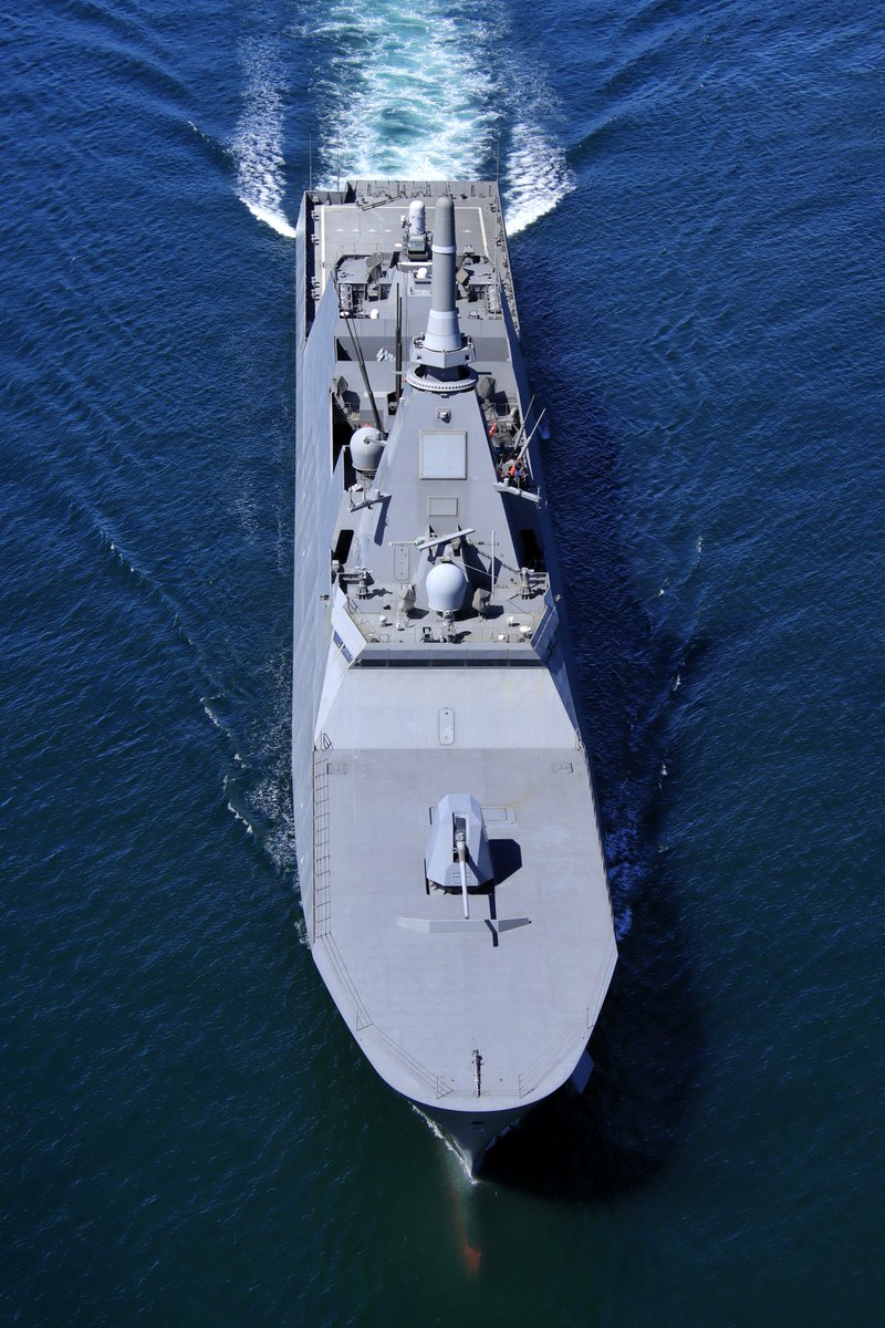 来島海峡を通峡する護衛艦「ひゅうが」＆「みくま」

いつか全通甲板の艦艇をここから撮りたい…という願いがついに叶いました！
さらに最新鋭のFFMまで撮れて感無量です…😭

この先もご安航をお祈りしています🎌
#護衛艦ひゅうが
#護衛艦みくま