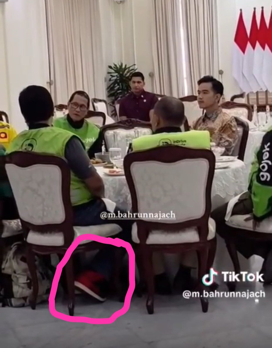 <a href="/kumparan/">kumparan</a> Driver Ojol ternyata ada yg hidup makmur bisa pake Nike Jordan merah … Jutaan lho harganya … Wallahu’alam