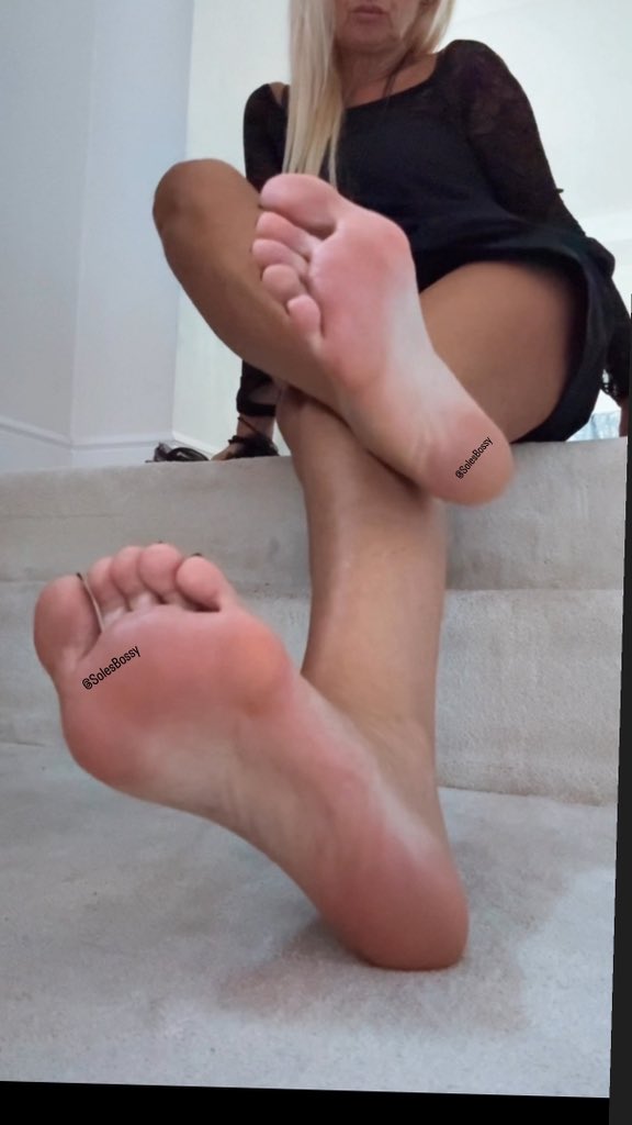 Podnóżek pod moje boskie stopy 👠 czy krzesło pod mój perfekcyjny tyłek? 🤭

…..marzysz o tym , prawda? 
Chcesz to poczuć ….
To proste: 
….rozpieszczaj mnie… o tak…. 
Im więcej dasz💸, tym bliżej spełnienia twoich  fantazji. 

Stop …🤣przecież twoje marzenia nie istnieją.