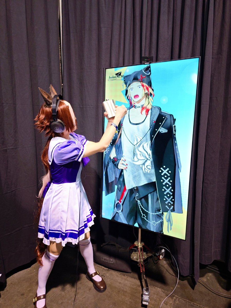 I had to tell aniki to stop looking at my rival 😡 but srsly i always have a fun time talking to this scammer 😆

#hololiveMeet #AxelSyrios #ANIMEImpulseOC2025