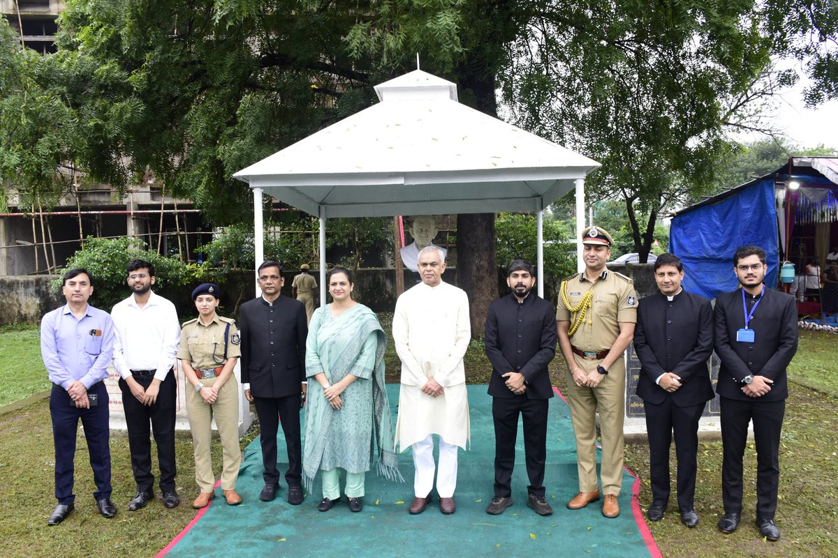 આજરોજ વઘઈ ખાતે "એક પેડ માં કે નામ "અભિયાન અંતર્ગત માન.રાજ્યપાલશ્રી આચાર્ય દેવવ્રતજીની પ્રેરક ઉપસ્થિતિમાં વઘઈના ગાંધી ઉદ્યાનમાં વૃક્ષારોપણ કરવામાં આવ્યું.