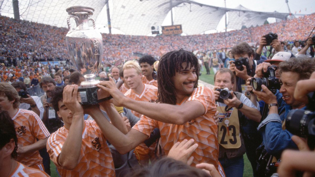 Happy birthday #RuudGullit (1962)!
#EURO88 champ, #BallondOr winner, 
#Europacup(s), #Worldcup(s) clubteams etc. etc.
