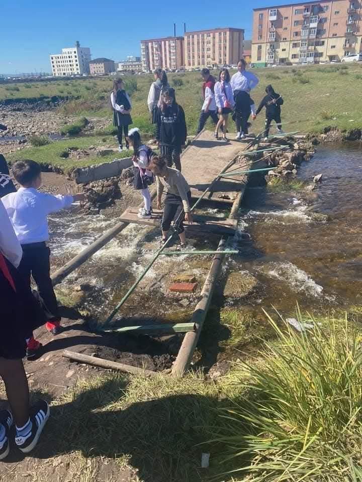 Бродюр сольж байхаар  ганц гүүр тавиад өгөөч хүүхдүүд хичээлдээ явж байна😳😳😳