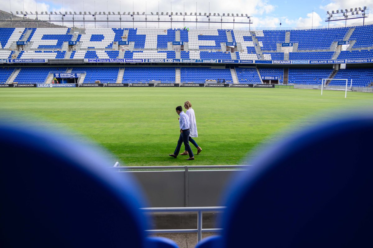 El Heliodoro Rodríguez López estrena nuevos asientos luciendo el nombre de TENERIFE y con las aspas de la bandera de nuestra isla en los fondos de su graderío.

Un estadio que refleja identidad y orgullo tinerfeñista, que seguirá estrenando mejoras esta temporada y que ya está