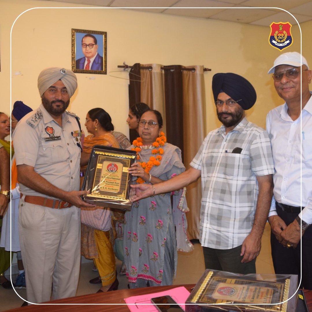 PP_Gurdaspur's tweet image. 🚨👮‍♂️Saluting Service,

4 personnel of Gurdaspur Police retired with honour after serving with dedication and honesty. Senior officers congratulated them and wished them well for the future.

#ForcesFamily #GurdaspurPolice #PunjabPolice
