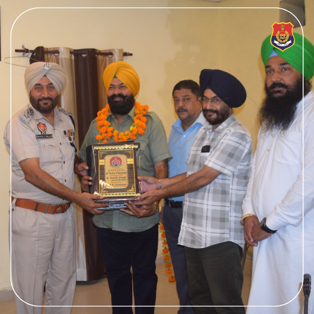 PP_Gurdaspur's tweet image. 🚨👮‍♂️Saluting Service,

4 personnel of Gurdaspur Police retired with honour after serving with dedication and honesty. Senior officers congratulated them and wished them well for the future.

#ForcesFamily #GurdaspurPolice #PunjabPolice