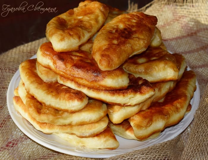 Работаю курьером. Вчера был заказ в старую пятиэтажку без лифта. Поднимаюсь на последний этаж, звоню. Открывает бабушка, лет 80, в фартуке, а из квартиры пахнет выпечкой – аж голова кружится.
"Внучок, я тут пирожков напекла, а угостить некого. Дети далеко, внуки занятые.