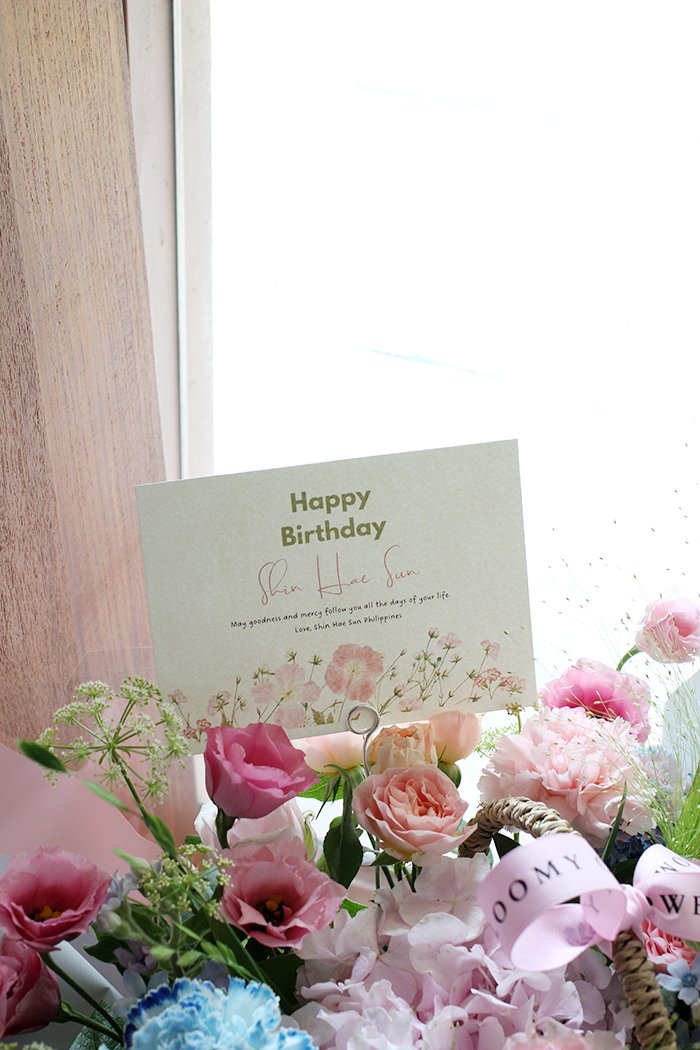 In honor of #ShinHaeSunDay, Shin Hae Sun PH sent a beautiful flower arrangement along with a basket of Filipino snacks for her to enjoy.

On behalf of all Filo Sunbies,we wish you all the best Haesun! We hope you had a much deserved celebration. Happy Birthday!💕
<a href="/official_SEESUN/">매니지먼트 시선</a>