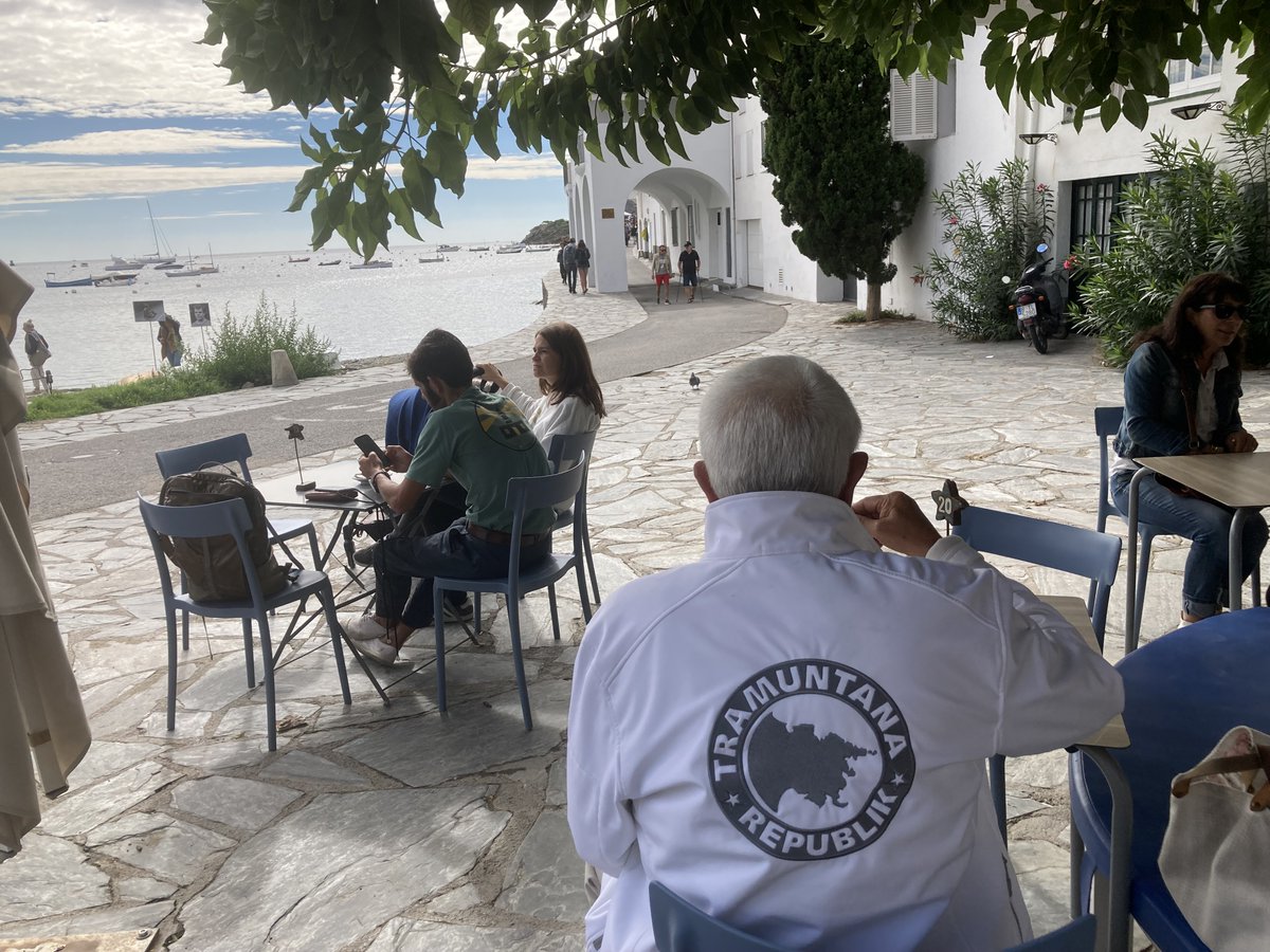 A la remota Cadaqués quasi no s'hi cap. xavierfebres.com/2025/09/a-la-r…