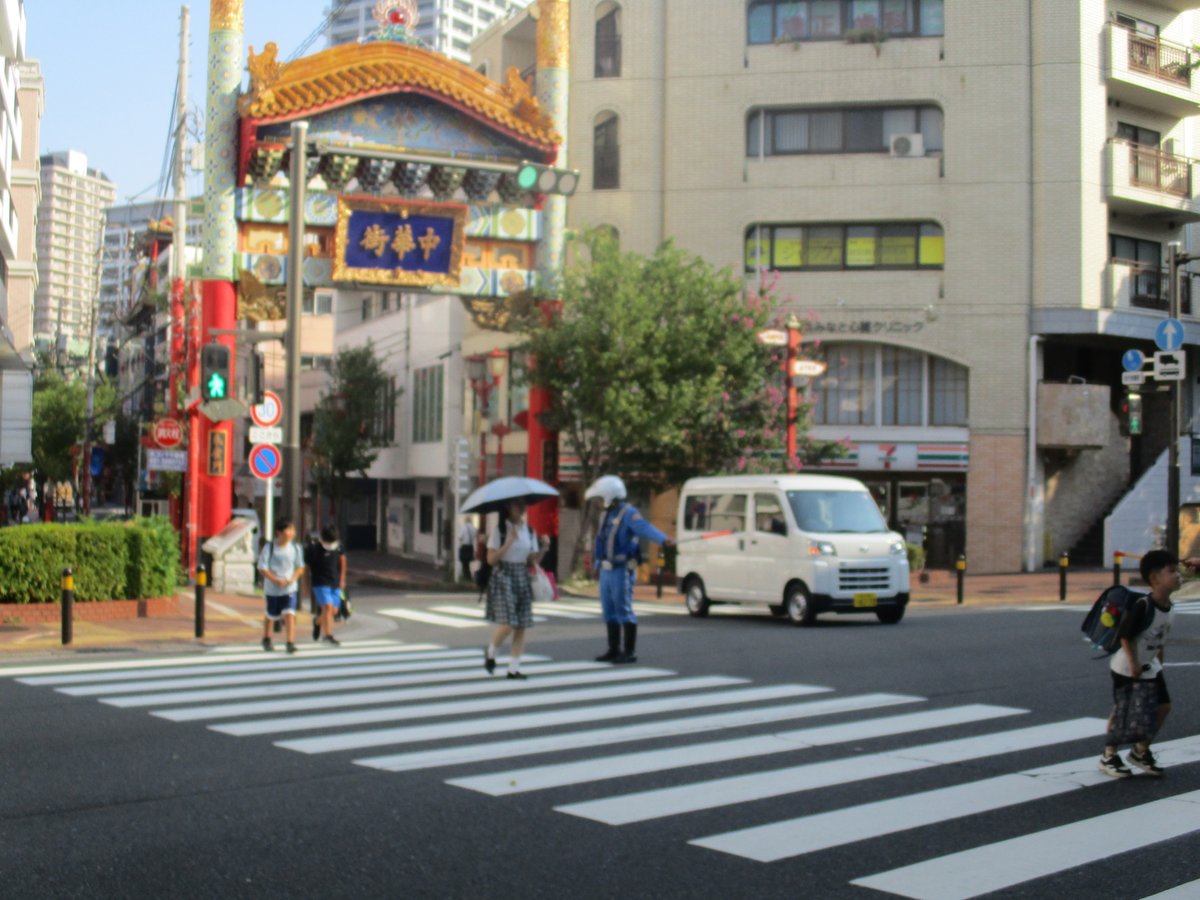 交通課です。
本日、県内一斉通学児童保護誘導活動を実施しました。
通学児童が巻き込まれる重大事故を防止するため、白バイ隊員による保護誘導活動を実施しました。
道路を利用する皆さんが交通ルールを守って、悲惨な事故をなくしましょう。