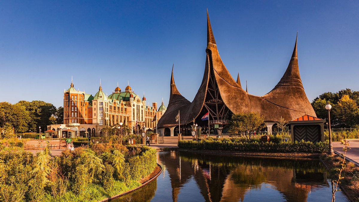 Efteling's tweet photo. Wat een heerlijke zomer was het in de Efteling! 🙌🌞 Met warme dagen, een zonnige sfeer en als hoogtepunt natuurlijk de opening van Efteling Grand Hotel! 🏨 We hadden er nog wel wat langer van willen genieten, maar stiekem kijken we ook al heel erg uit naar een sfeervolle herfst in ons park! ✨🍂 Jij ook?!