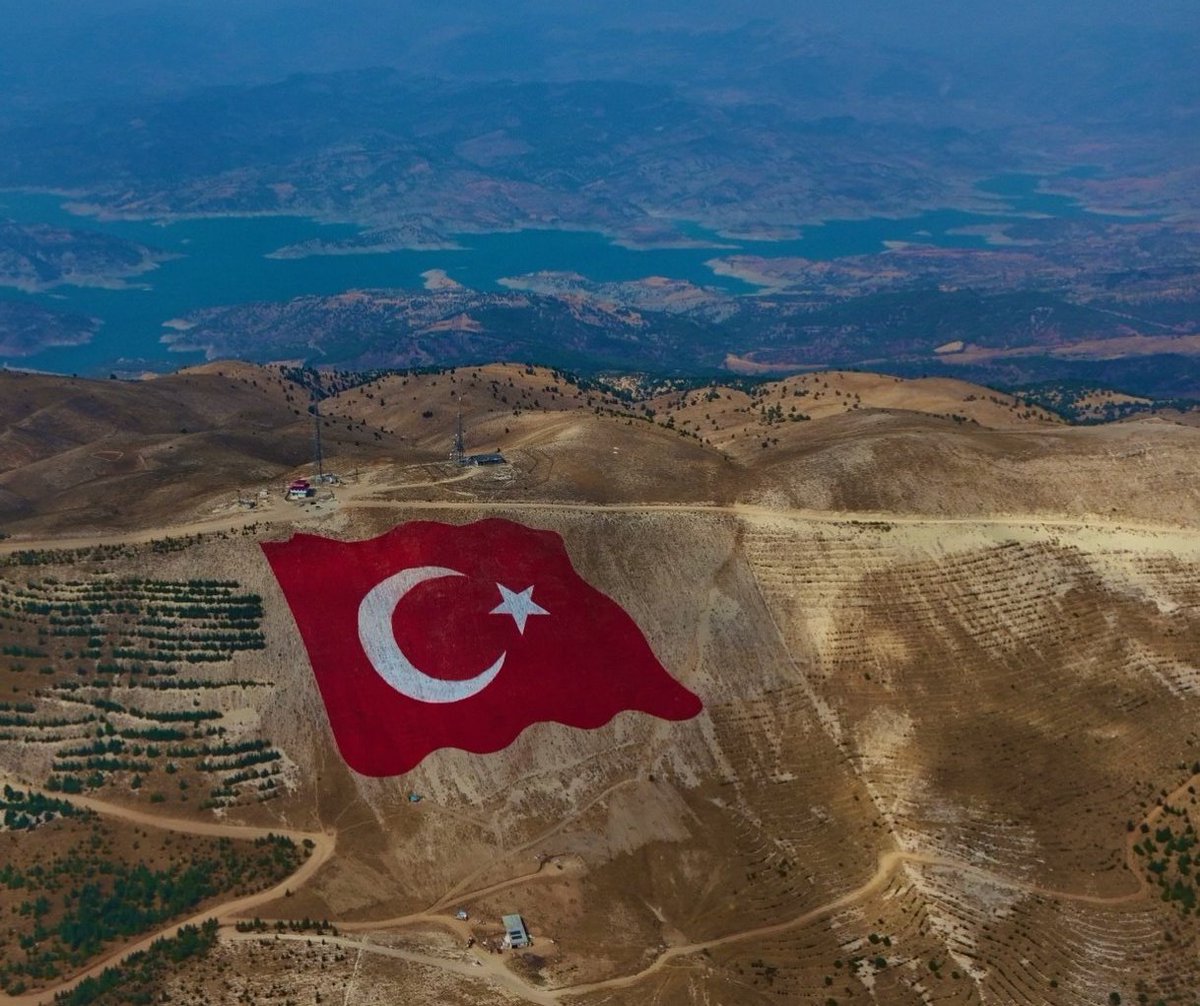 Dünyanın en büyük Türk Bayrağı 
Kahramanmaraş Ahir Dağı eteklerinde 
#bayrak #Turkbayragı #kahramanmaraş #onikisubat
