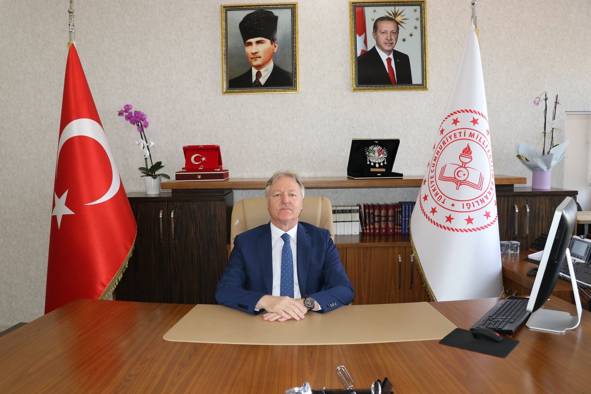 bingolmem's tweet photo. 📌 Okul Öncesi ve Birinci Sınıf Öğrencilerimiz İçin “Uyum Haftası” Başlıyor❗

Sevgili öğrencilerimizin eğitim hayatlarına güvenle başlamalarını sağlamak amacıyla, bu yıl da Uyum Haftası programlarımızı hayata geçiriyoruz.

🗓️ 1-5 Eylül tarihleri arasında okul öncesi ve ilkokul birinci sınıf öğrencilerimiz için hazırlanan etkinlikler, onların yeni okul ortamına kolayca alışmalarına destek olacak.
🗓️ 8-12 Eylül tarihlerinde ise ortaokul beşinci sınıfa başlayacak öğrencilerimizin uyumunu kolaylaştıracak çalışmalar gerçekleştirilecek.

Bu süreçte;
🌱 Okul öncesi öğrencilerimiz için “Okula Uyum Materyalleri Platformu”,
📘 Birinci sınıf öğrencilerimiz için “Uyum Haftası Etkinlikleri”,
📖 Ortaokul öğrencilerimiz için ise “Rehberlik Uygulamaları” hazırlandı.

Özellikle bu yıl ilk defa oluşturulan “Okul Öncesi Okula Uyum Materyalleri Platformu”, öğretmenlerimizin, okul yöneticilerimizin, rehber öğretmenlerimizin ve velilerimizin kullanımına açıldı. İçeriklerde doğa sevgisi, çevre bilinci, ormanların korunması ve çevreye duyarlılık konularına da özel olarak yer verildi. 🌳🍃

📲 Tüm içeriklere “EBA” üzerinden ulaşabilir, indirerek dilediğiniz zaman kullanabilirsiniz.

Bu anlamlı sürece emek veren tüm öğretmenlerimize, yöneticilerimize ve velilerimize teşekkür ediyor; kıymetli öğrencilerimize başarılarla dolu bir eğitim hayatı diliyorum.

                       Mustafa Özel
          Bingöl İl Milli Eğitim Müdürü

@tcmeb @Yusuf__Tekin
@mebtegm @ebubekirsavasci 
@MustafaOzel66 @bingol_basin