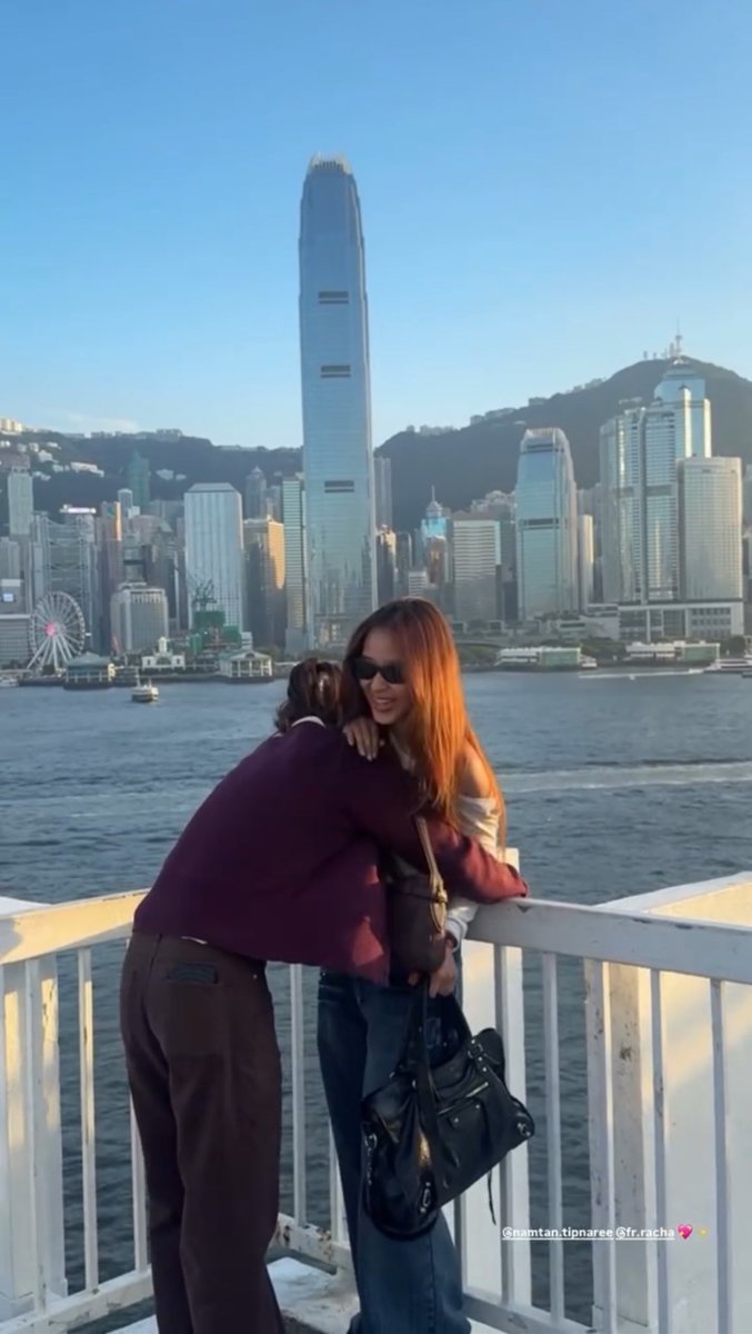 เข่าเขียว มันจะมีอะไรละ ก้พี่น้ำตาลคุกเข่าขอน้องฟิล์มเป็นแฟนไง