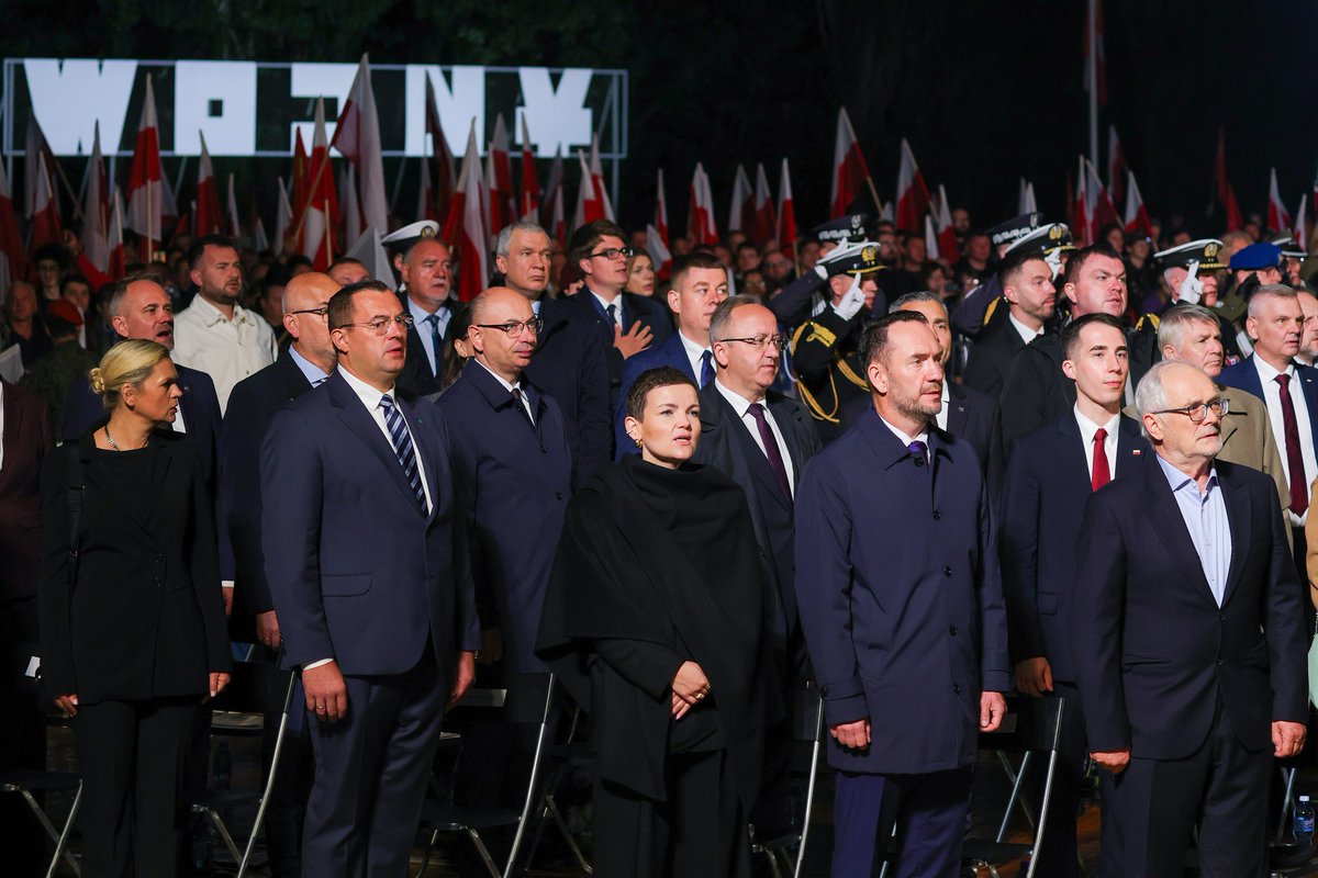 kultura_gov_pl's tweet photo. 1 września o godz. 4.45 na Westerplatte rozpoczęły się uroczystości rocznicowe pod Pomnikiem Obrońców Wybrzeża. Dźwięk syren alarmowych przypomniał o niemieckim ataku na polską Wojskową Składnicę Tranzytową, znajdującą się na gdańskim półwyspie. 🪖

@MartaCienkowska, ministra kultury i dziedzictwa narodowego uczestniczyła w uroczystych obchodach 86. rocznicy wybuchu II wojny światowej. W uroczystościach wzięli także udział przedstawiciele rządu i parlamentu, żołnierze Wojska Polskiego, kombatanci i harcerze.

Szczegóły: https://t.co/ILdsoX3MmY

fot. Danuta Matloch / MKiDN