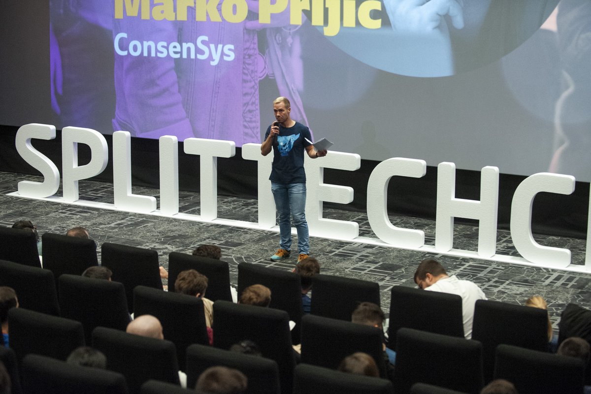 Jedan događaj je bio prekretnica za Split Tech City

Bila je to jesen 2019. godine.

Četri godine nakon pokretanja Udruge. 

Do tada smo organizirali stotinu manjih meetupa, ali pala je odluka da organiziramo prvu konferenciju pod sloganom “Živi lokalno, radi globalno”. 

Pozvali