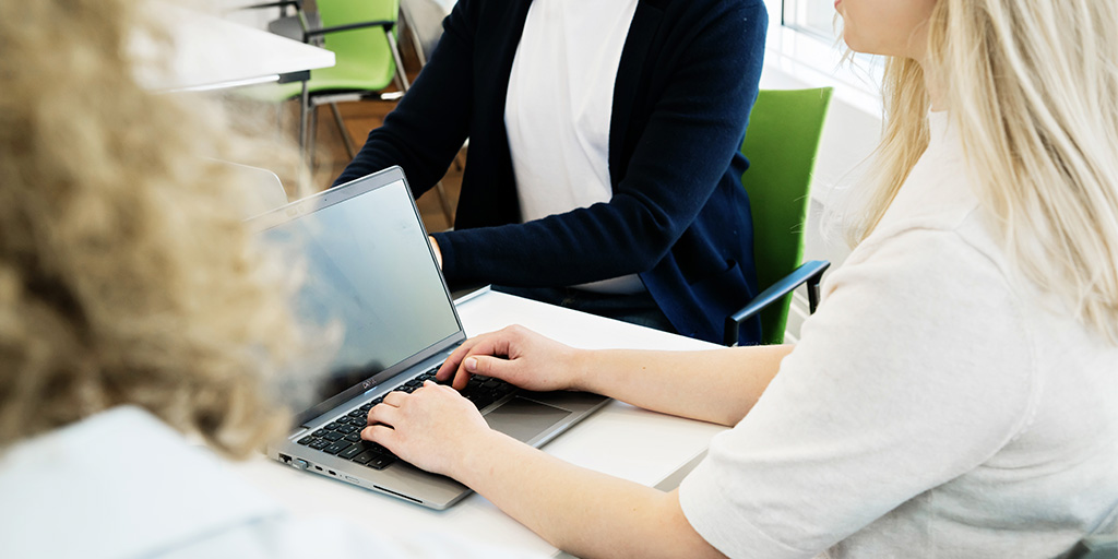 Yliopiston Apteekin tutkimusapuraha 2025 on nyt haettavana! 💚Apurahan suuruus on 20 000 €, ja se on tarkoitettu henkilökohtaiseksi apurahaksi päätoimiseen väitöskirjaan tähtäävään lääkehuoltoon liittyvään tutkimukseen. Hae 30.9. mennessä! Lisätietoa: yliopistonapteekki.fi/ya-yrityksena/…