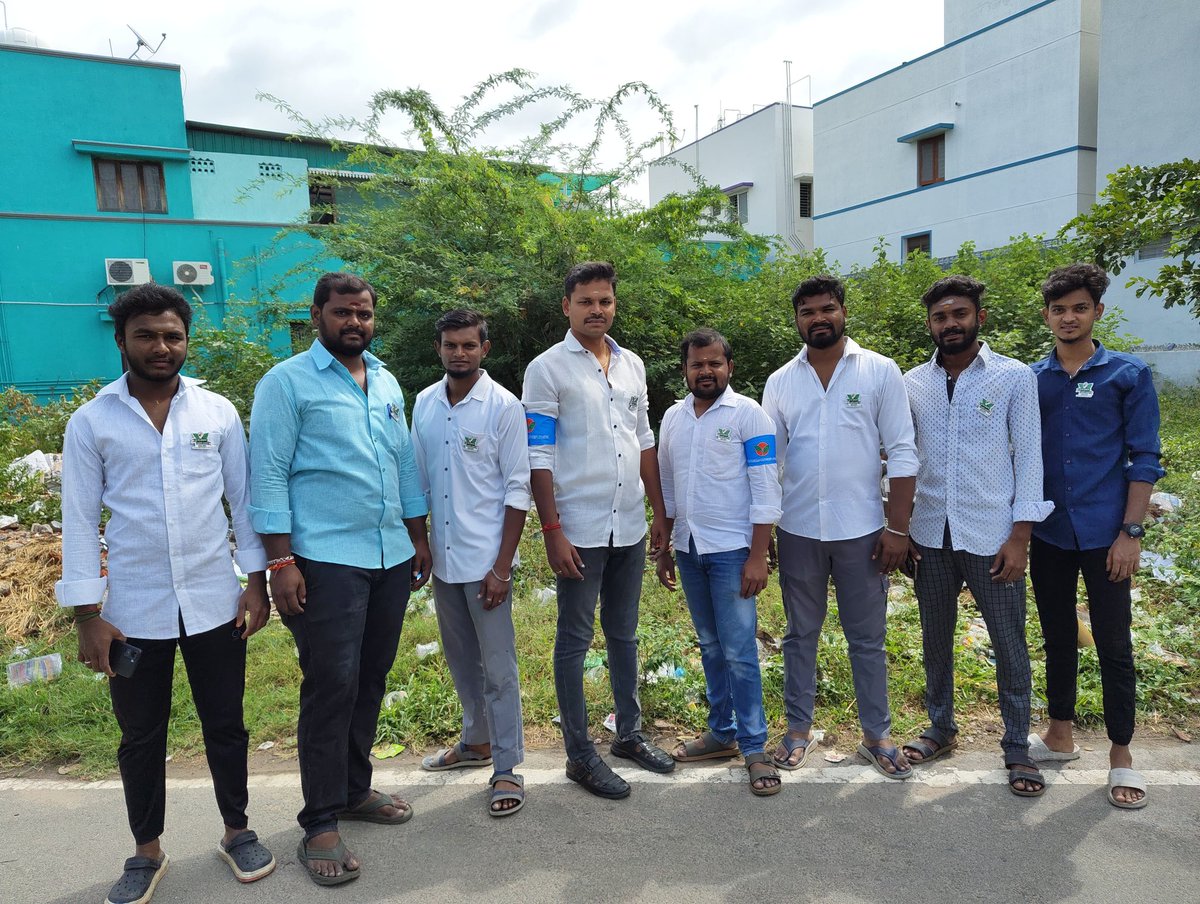 வேலைவாய்ப்பு எனும் பொய் வாக்குறுதி கொடுத்து இளைஞர்களை ஏமாற்றிய   திமுக அரசுக்கு எதிராகவும், அதிமுக ஆட்சி அமைந்ததும்  இளைஞர்கள் வேலைவாய்ப்பை உறுதி செய்வதற்காகவும் புரட்சித்தமிழர்  அவர்கள் முன்னெடுத்த #BlueBandProtest-ல் கழகத் தோழர்களுடன் நான்! #EpsStands4Youthemployment
#ADMK_SLM