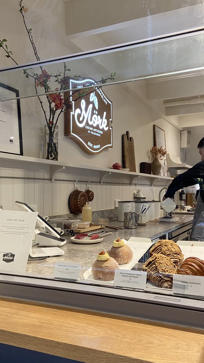 hiddenthread_'s tweet image. time fav hot chocolate in Melbourne ☕️ 🔥 ส่วนตัวชอบไปสาขาตรง flinder lane เดินทางสะดวกใกล้ Flinders station และสามารถเดินทะลุไป Collins street ได้ : เมนูแนะนำสำหรับสายชอบความเข้ม even darker (85% cocoa) เจ้มจ้นแบบถูกต้องทอีกเมนูที่อยากแนะนำ camp fire  ชอบบ very fancy เบิร์น…