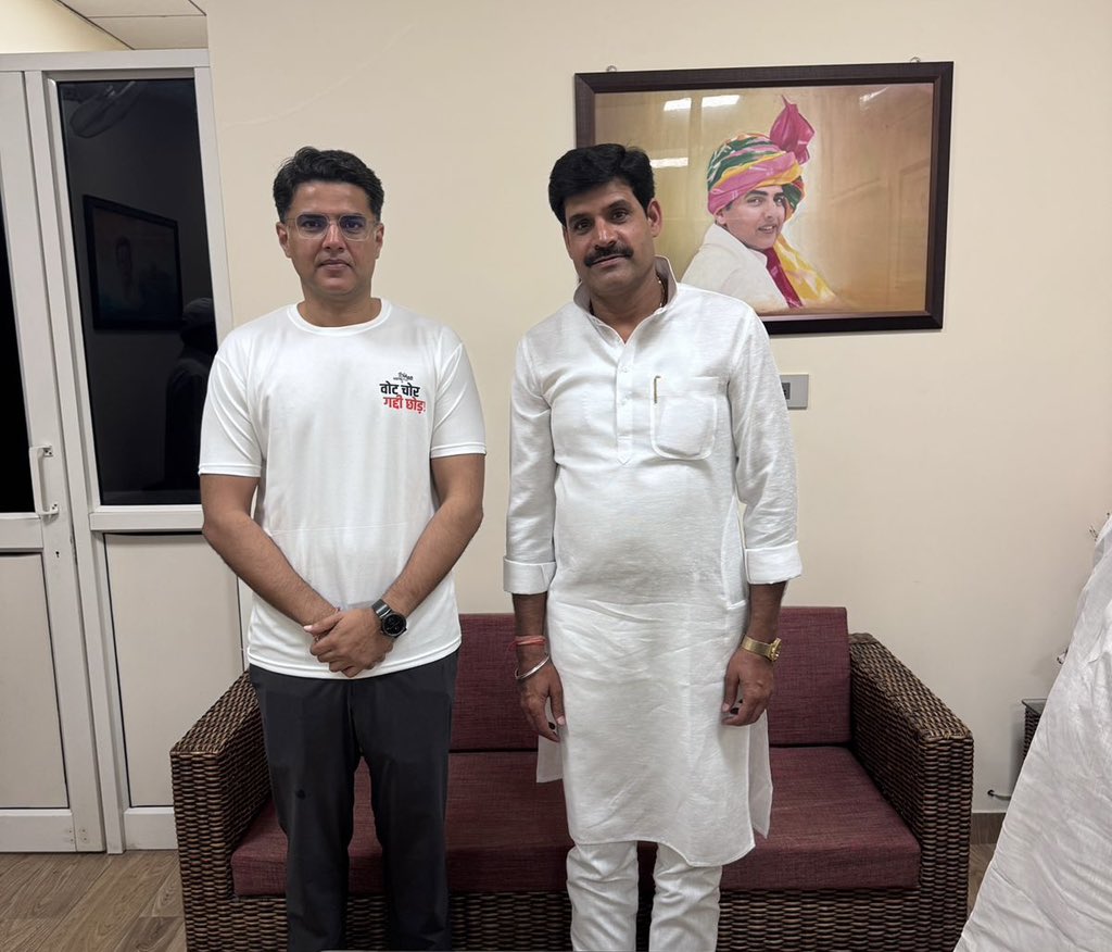 आज जयपुर में इंडियन नेशनल कांग्रेस के राष्ट्रीय महासचिव व पुर्व उपमुख्यमंत्री  राजस्थान,लोकप्रिय नेता,माननीय सचिन पायलट जी से शिष्टाचार भेंट की ।।
<a href="/SachinPilot/">Sachin Pilot</a> 

#SachinPilot #INC #PCC #Kotputli #ktp  #Ramswaroopkasana