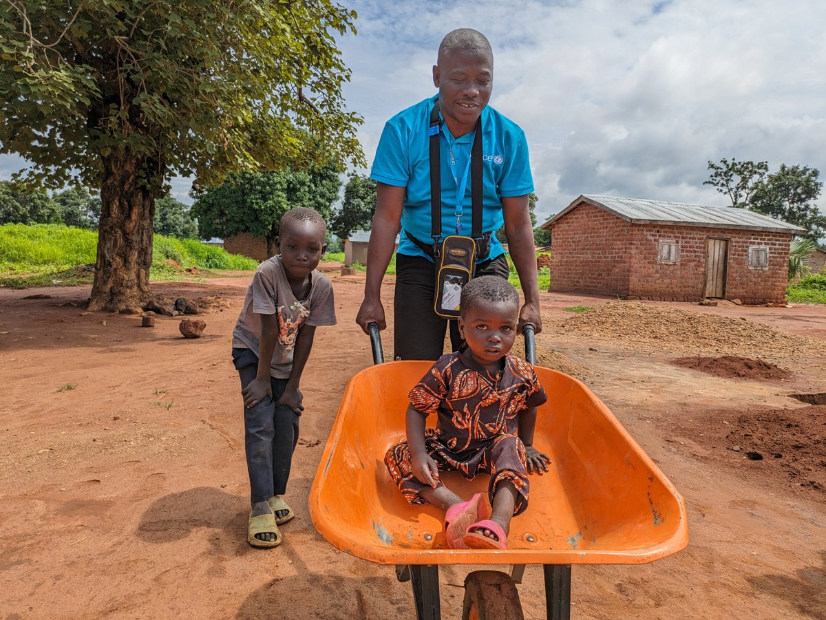 “I never forget that my work is to ensure children have safe drinking water 🚰,” says UNICEF’s Boris Bengaibona.

During a project visit in Bria’s Fini Kodro, he still found time to play with kids nearby.
His commitment inspires us this month.