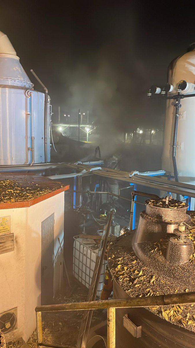 #Incendio anoche en la planta de tratamiento de agua en la zona del teatro, interviniendo efectivos del parque de Miller, colabora <a href="/PoliciaLPA/">Policía Local LPA</a>