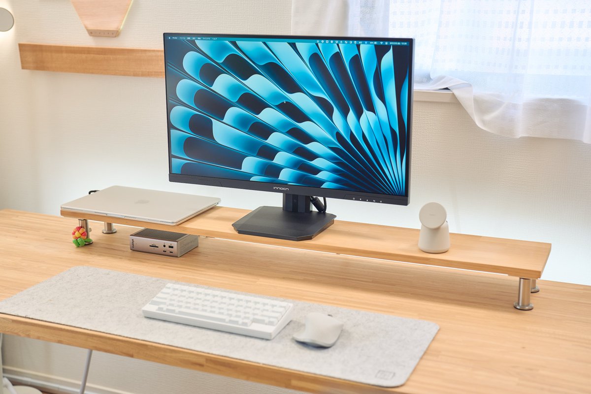 innocn_jp's tweet image. ✨ 色味の違和感、ゼロ。
27D1UのM.Bookモードなら、MacBookの色調そのままに。大画面でも同じ雰囲気で作業できる🍏💻

📸 @jaga_farm 

#27D1U #MacBook #デスク環境