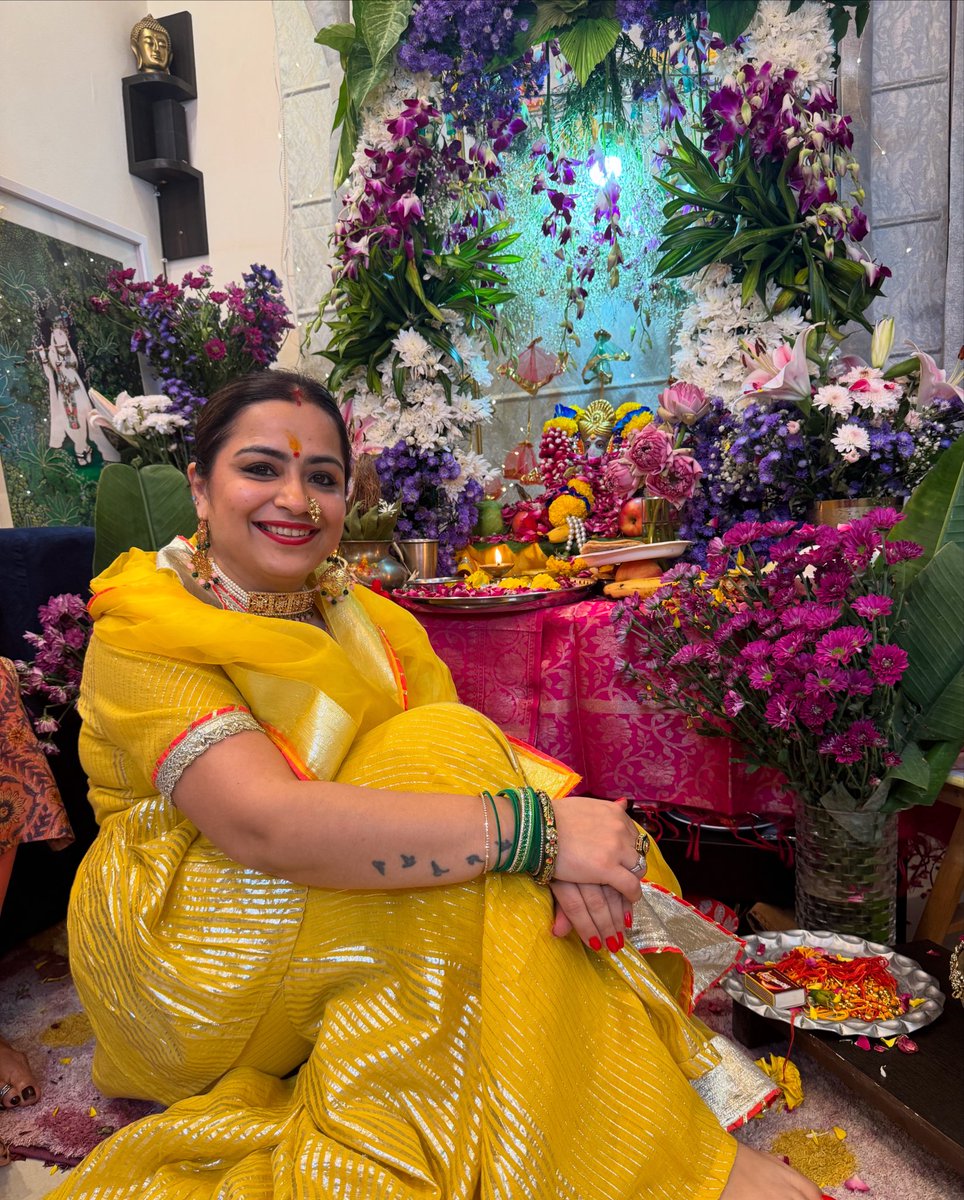 Feeling beyond blessed ❤️✨ 
My favorite moment of the evening — embraced in the grace of Ananta and the blessings of Ganpati Bappa. 
May their divine presence always guide me, and as they bless me, I promise to keep pouring my heart into every stroke of my art.🪷🫶