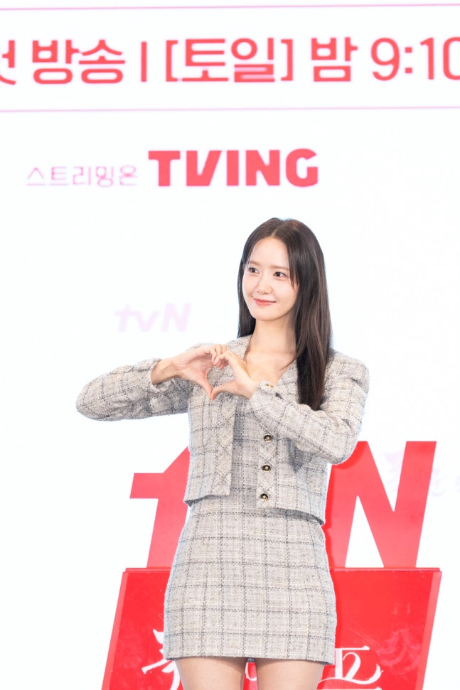 1youstar's tweet photo. [단독]임윤아, '유퀴즈' 출격…대박난 '폭군의 셰프' 다 밝힌다.

https://t.co/PYmVJo4t4P
그룹 소녀시대 멤버이자 배우 임윤아가 '유퀴즈'에 뜬다
임윤아가 출격하는 '유퀴즈'는 오는 10일 방송 예정이다 https://t.co/9MLgHNRqG5