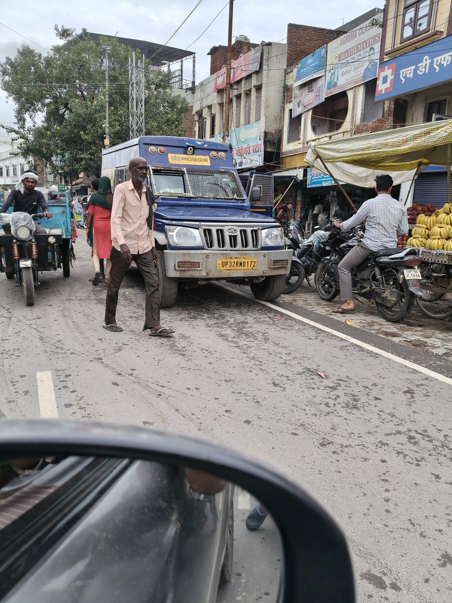 lokethakur's tweet photo. @Uppolice @firozabadpolice @sengarlive @myogiadityanath @uptrafficpolice
 महोदय HDFC Bank पर इस गाड़ी की वजह से आएदिन विजय चौक सिरसागंज पर जाम लगता है कृपया कर समाधान करे जिससे आमजन को आएदिन लगने वाले जाम से निजात मिल सके। https://t.co/ekbT588sAV